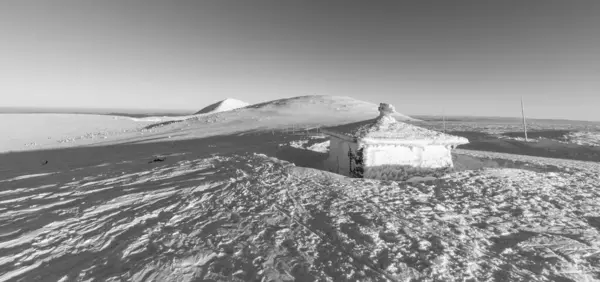 Gün batımında dağların kurbanlarının anısına, siyah beyaz, dev dağlar..