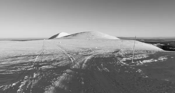 Dağ kışı manzarası, siyah ve beyaz, dev dağlar.