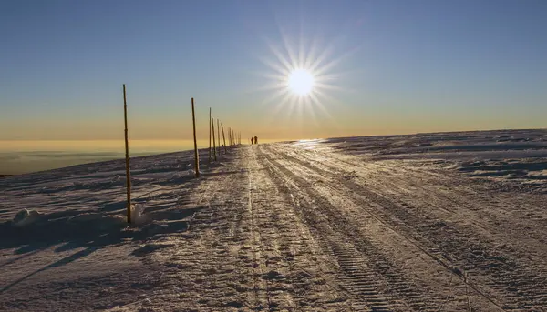 Gün batımında kışın dağ manzarası, dev dağlar..