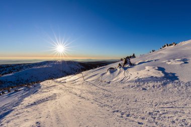 Gün batımında kışın dağ manzarası, dev dağlar..