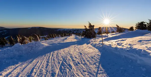 Gün batımında kışın dağ manzarası, dev dağlar..