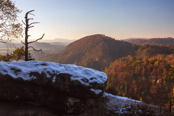 Rock şehrinde sonbaharın manzarası, Bohemian İsviçre.