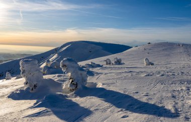 Kış dağlarının güzel manzarası, dev dağlar..