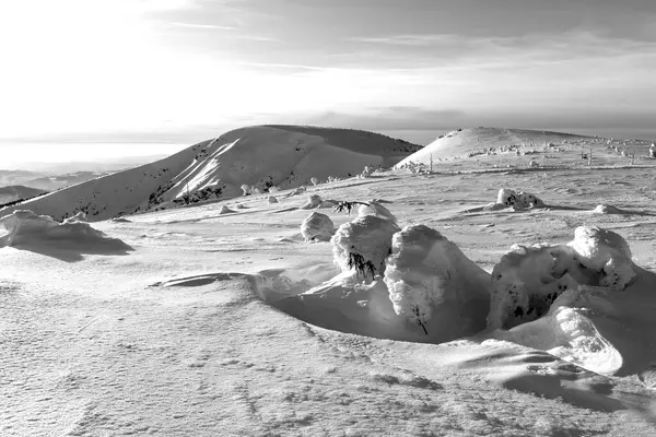 Kış dağ manzarası, dev dağlar..