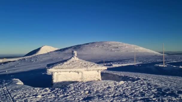 冬の山の風景と山の犠牲者への記念碑の美しい景色 — ストック動画