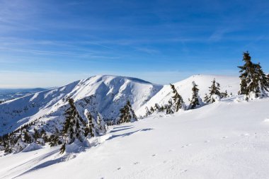 Kış dağlarının güzel manzarası, dev dağlar..