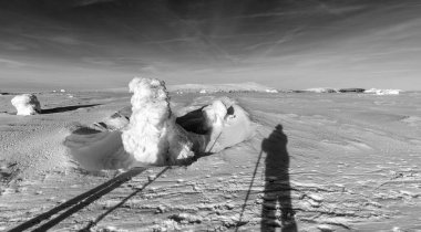 Kış dağlarının güzel manzarası, dev dağlar..