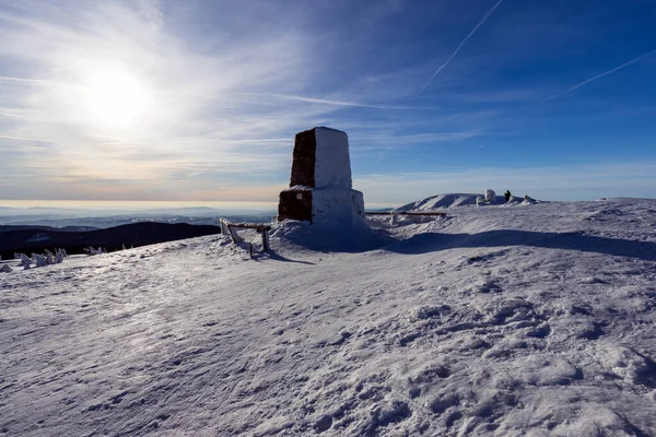 Dağ tepecikli güzel bir kış manzarası..