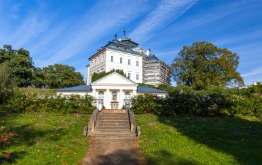 Castle Park 'taki barok şatonun güzel bir manzarası.