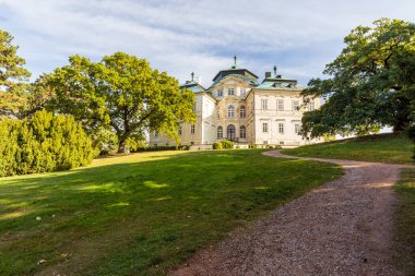 Castle Park 'taki barok şatonun güzel bir manzarası.