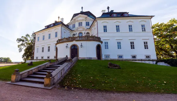 Castle Park 'taki barok şatonun güzel bir manzarası.
