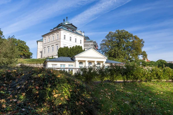 Castle Park 'taki barok şatonun güzel bir manzarası.