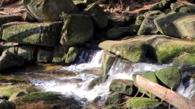 Bir dağ vadisinde çağlayan güzel su manzarası.