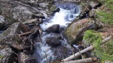 Bir dağ vadisinde çağlayan güzel su manzarası.