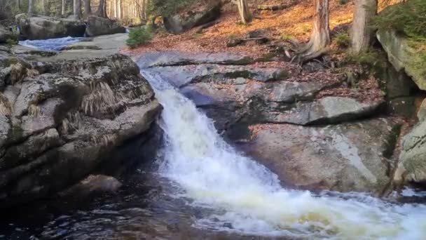 山の谷の美しい水のカスケードの眺め — ストック動画