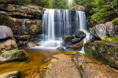 Bir dağ vadisinde güzel bir şelale manzarası