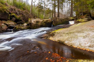 Bir dağ vadisinde güzel bir şelale manzarası