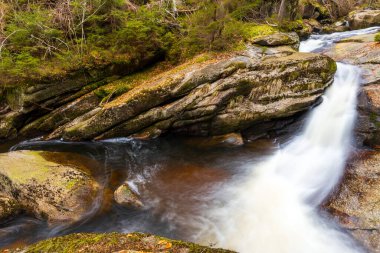 Bir dağ vadisinde güzel bir şelale manzarası