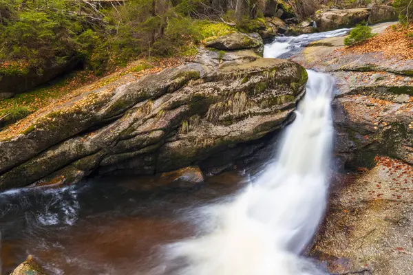 Bir dağ vadisinde güzel bir şelale manzarası