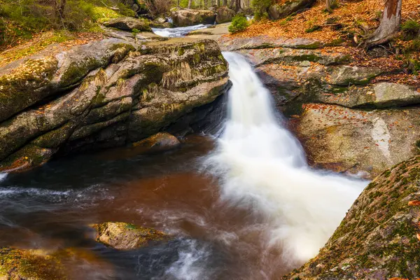 Bir dağ vadisinde güzel bir şelale manzarası