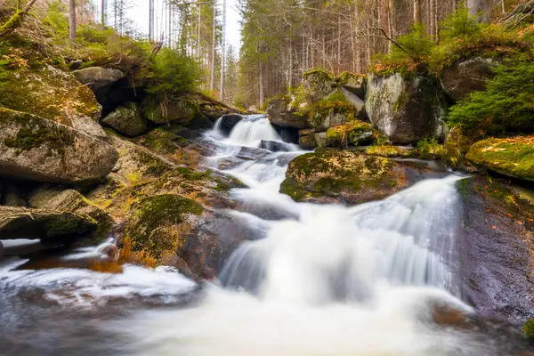 Bir dağ vadisinde güzel bir şelale manzarası