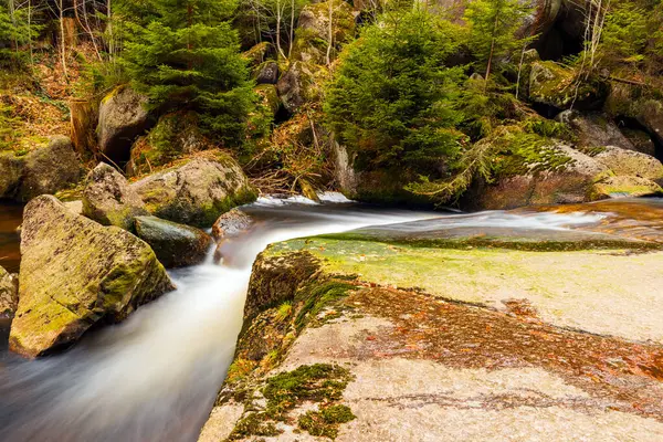 Bir dağ vadisinde güzel bir şelale manzarası