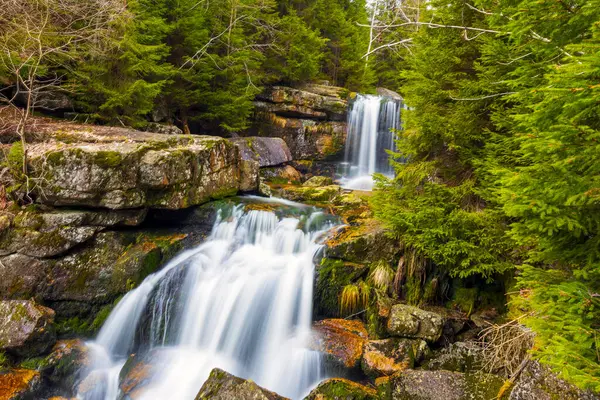 Bir dağ vadisinde güzel bir şelale manzarası