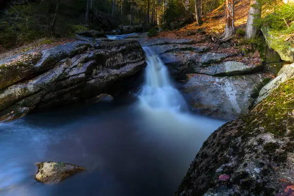 Dağ vadisinde romantik bir nehrin güzel manzarası