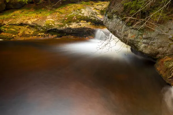 Dağ vadisinde romantik bir nehrin güzel manzarası