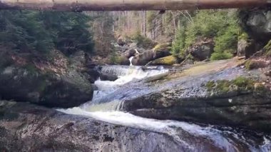 Dağ vadisindeki nehrin çağlayan sularının güzel manzarası.