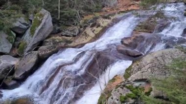 Dağ vadisindeki nehrin çağlayan sularının güzel manzarası.