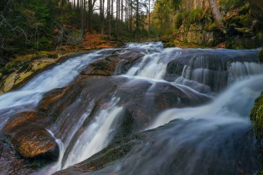 Dağ vadisindeki nehrin çağlayan sularının güzel manzarası.