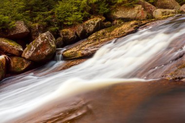 Dağ vadisindeki nehrin çağlayan sularının güzel manzarası.