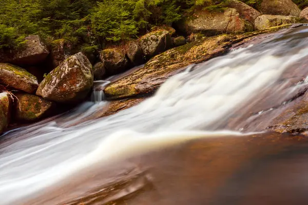 Dağ vadisindeki nehrin çağlayan sularının güzel manzarası.