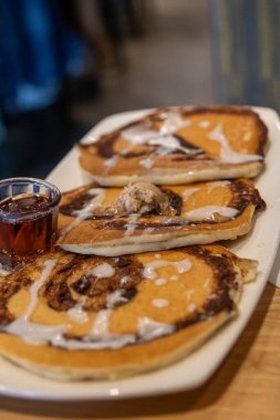 Branç için şuruplu tarçınlı çikolatalı krep.