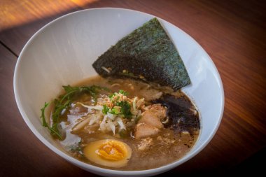 Geleneksel sarımsak soslu Ramen.