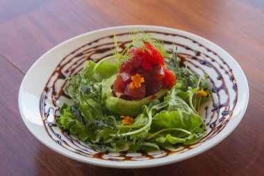 Avokado ile Japon ton balığı salatası.