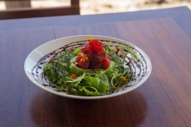 Japon ton balığı salatası dışarıda, masanın üstünde.