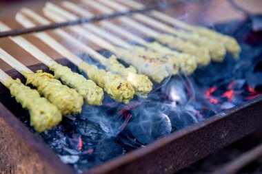 Izgarada balili tavuk satay.