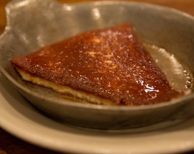 Yandıktan sonra tavada pişmiş saganaki.