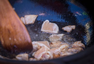 Kızarmış pilav için sote domuz ve tavuk.