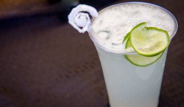 Limonla süslenmiş plastik bardakta Margarita.