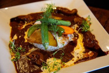 Beyaz köri soslu kırmızı köri.