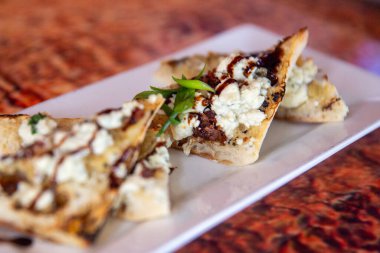 Balzamik sirke serpiştirilmiş Gorgonzola Düz Ekmeği