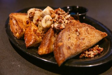 Brunch 'ta muzlu yumurtalı ekmek.