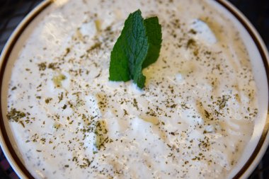 Naneyle süslenmiş yoğurt sosu.