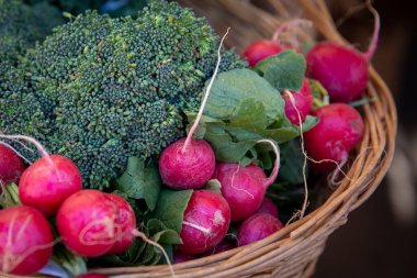 Bir sepet turp Çiftçi pazarına yakın