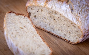 Taze pişmiş Ekmek İçini Göstermek İçin Kesme