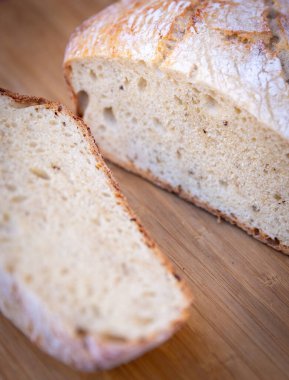 Taze pişmiş Ekmek İçini Göstermek İçin Kesme