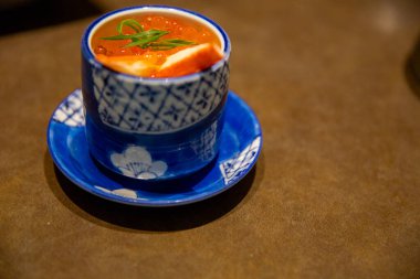 Japon restoranında balık yumurtalı Chawanmushi.